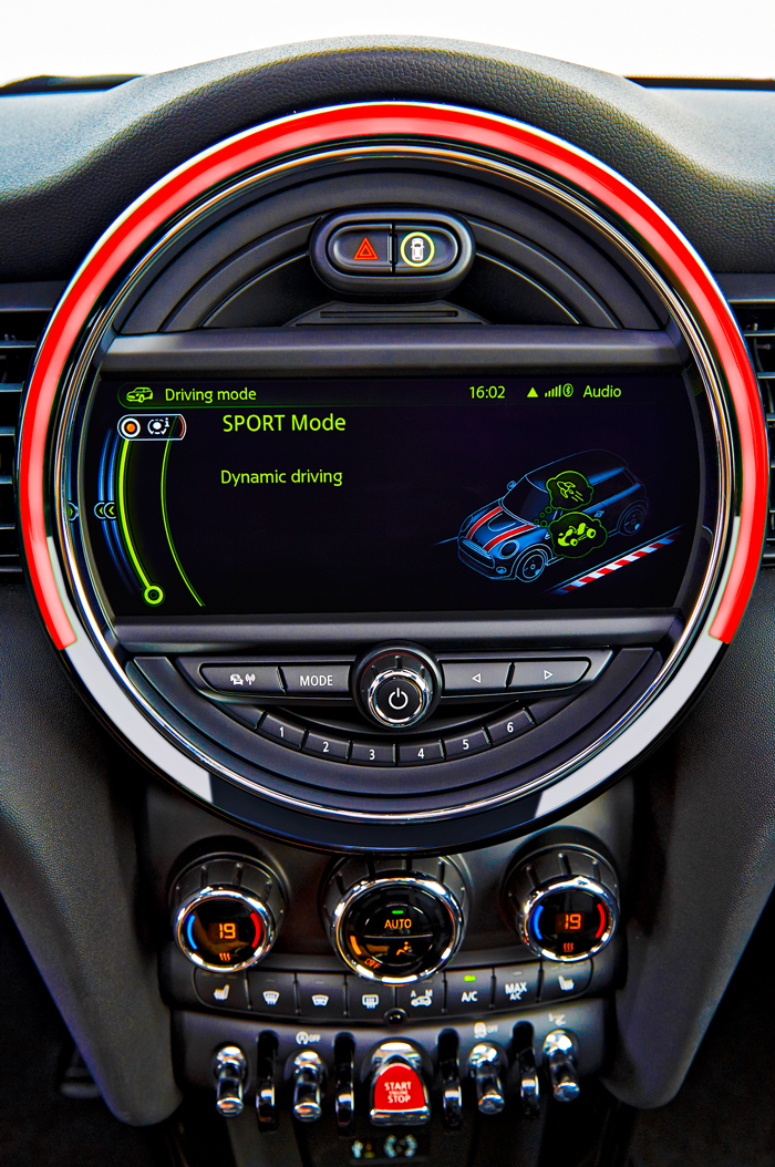 Iluminación interior del MINI, muchos colores con solo girar una ruedecilla, es otro de los detalles del coche 