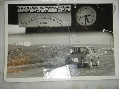 Una de las fotos de las primeras multas por radar a coches en España, un Renault R8 en Sevilla