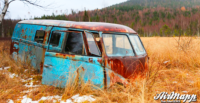 Oxidada y olvidada: así estaba la Volkswagen T1 abandonada en un pantano en Suecia