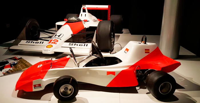 El kart con el que comenzó a correr Fernando Alonso, una réplica del vehículo de Ayrton Senna.
