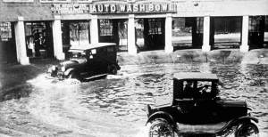 El primer lavado de coches de la historia, en 1924, en Chicago, una plaza llena de agua