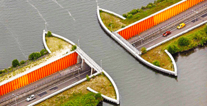 ¿Por dónde circulan los coches en el acueducto de Veluwemeer, en Holanda?