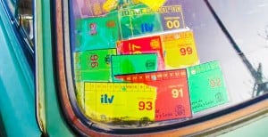 ¿Me pueden multar por no llevar la pegatina de la ITV visible?