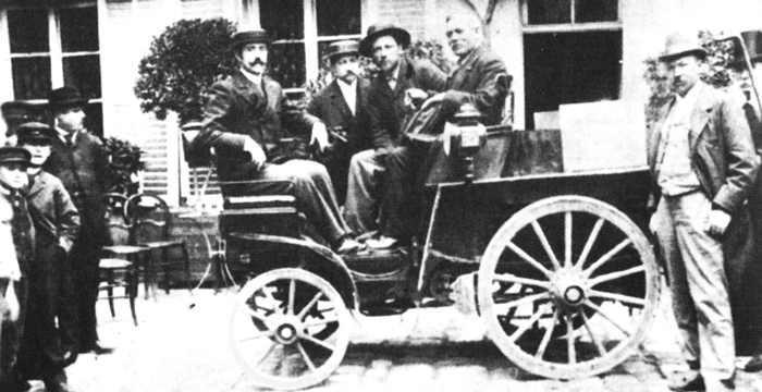 La primera carrera automovilística de la historia tuvo lugar entre París y Rouen, y fue organizada por Le Petit Journal.