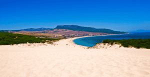 El verano Drive Smart aparca su furgoneta en la playa de Bolonia, en Tarifa, Cádiz