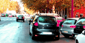 ¿Me pueden multar por aparcar en doble fila si me quedo dentro del coche?