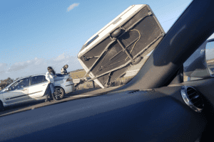 Conductor circulando con viento fuerte en carretera abierta, situación de riesgo para la seguridad vial