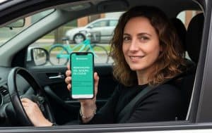 Conductor revisando cuándo cambiar su seguro de coche para ahorrar