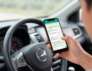 Persona contratando seguro de coche por WhatsApp desde el móvil