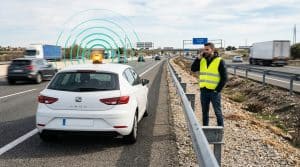 ¿La baliza V16 avisa al 112 o a la grúa? Qué hace y qué no